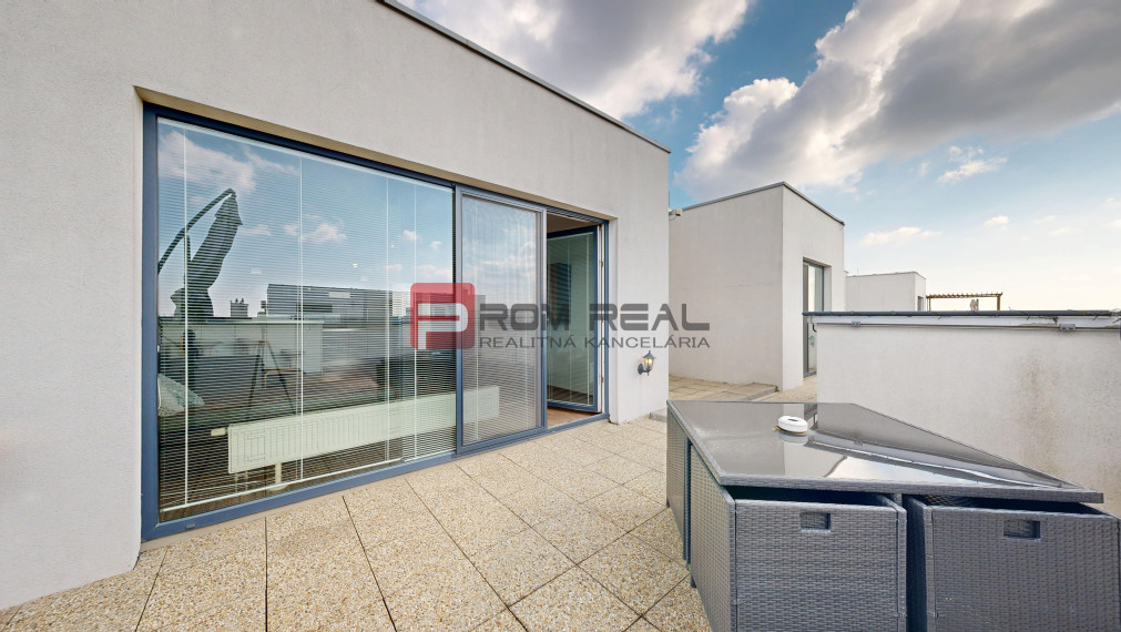 PREDANÉ Exkluzívne na predaj veľký 2-izbový byt s nadštandardnou terasou a parkovaním