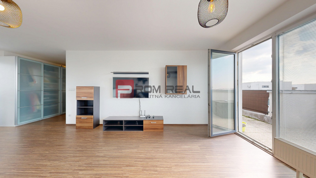 PREDANÉ Exkluzívne na predaj veľký 2-izbový byt s nadštandardnou terasou a parkovaním