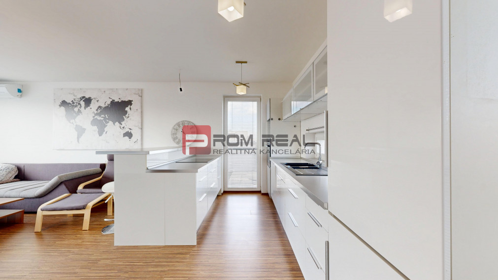 PREDANÉ Exkluzívne na predaj veľký 2-izbový byt s nadštandardnou terasou a parkovaním