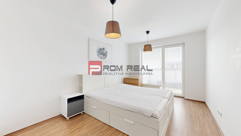 PREDANÉ Exkluzívne na predaj veľký 2-izbový byt s nadštandardnou terasou a parkovaním