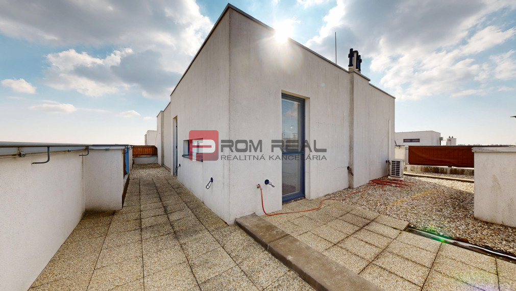 PREDANÉ Exkluzívne na predaj veľký 2-izbový byt s nadštandardnou terasou a parkovaním