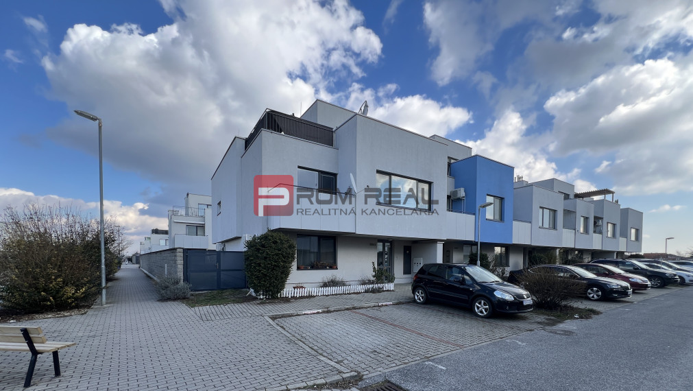 PREDANÉ Exkluzívne na predaj veľký 2-izbový byt s nadštandardnou terasou a parkovaním