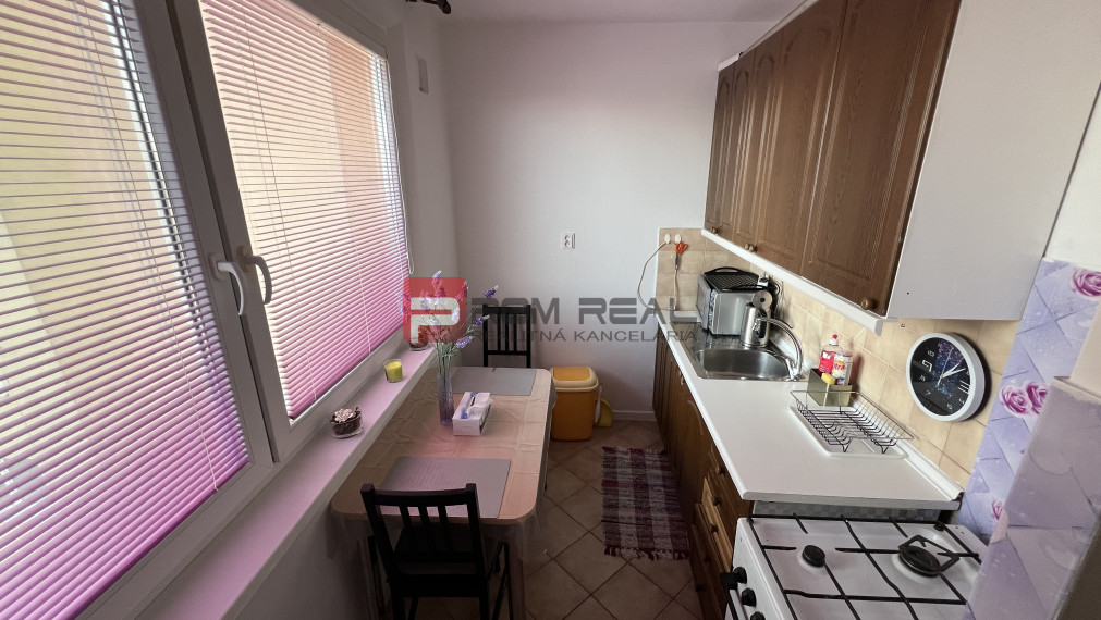 PRENÁJOM Slnečný 1-izbový byt so samostatnou kuchyňou + Net