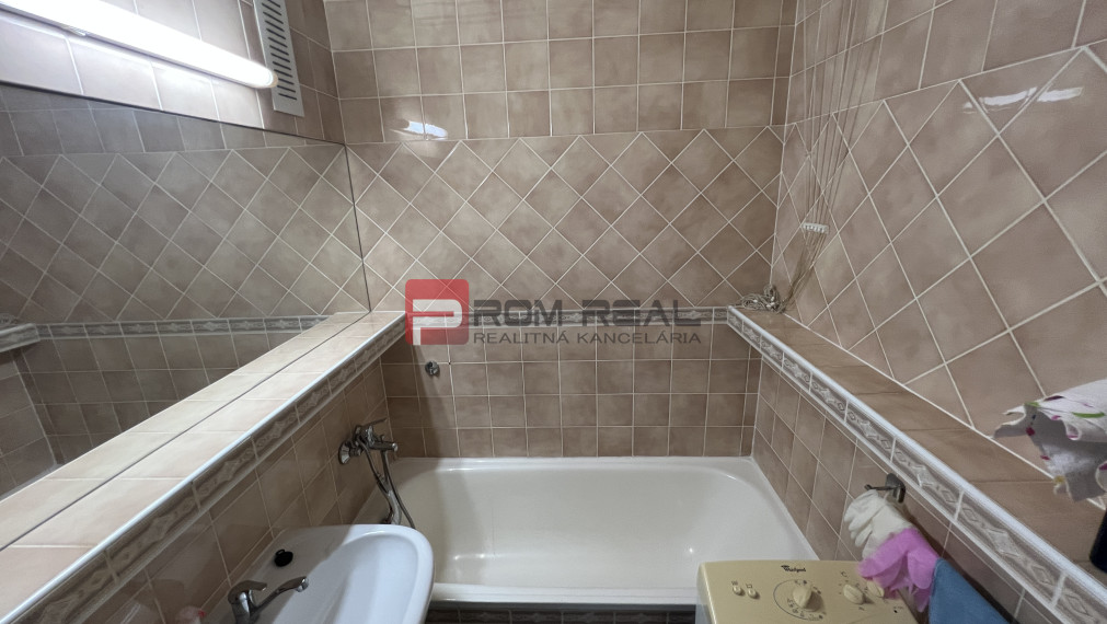 PRENÁJOM Slnečný 1-izbový byt so samostatnou kuchyňou + Net