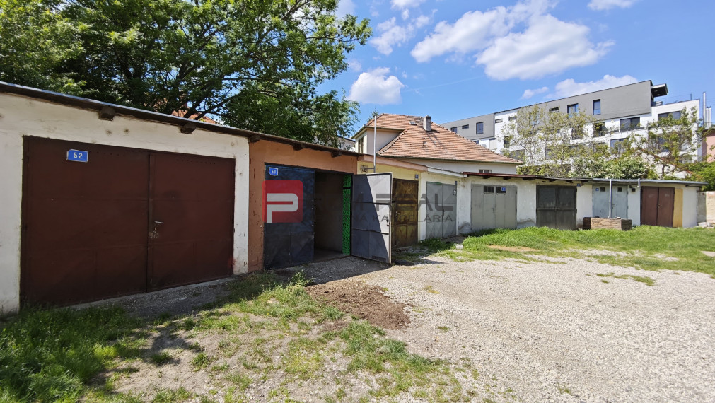 REZERVOVANÉ Na PREDAJ murovaná garáž v centre mesta Pezinok