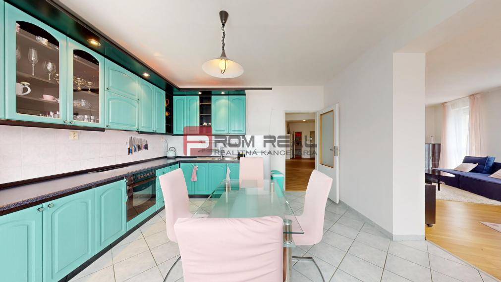 Ponúkame na PRENÁJOM veľkometrážny 3 izbový byt s parkovacím miestom