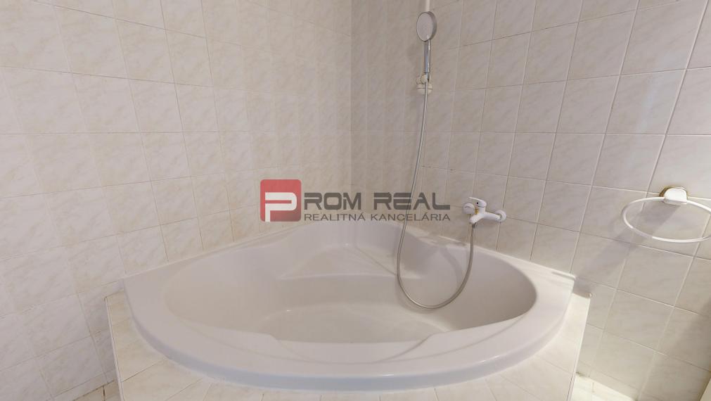 Ponúkame na PRENÁJOM veľkometrážny 3 izbový byt s parkovacím miestom