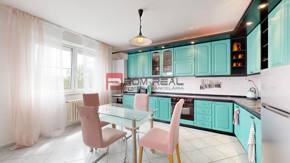 Ponúkame na PRENÁJOM veľkometrážny 3 izbový byt s parkovacím miestom