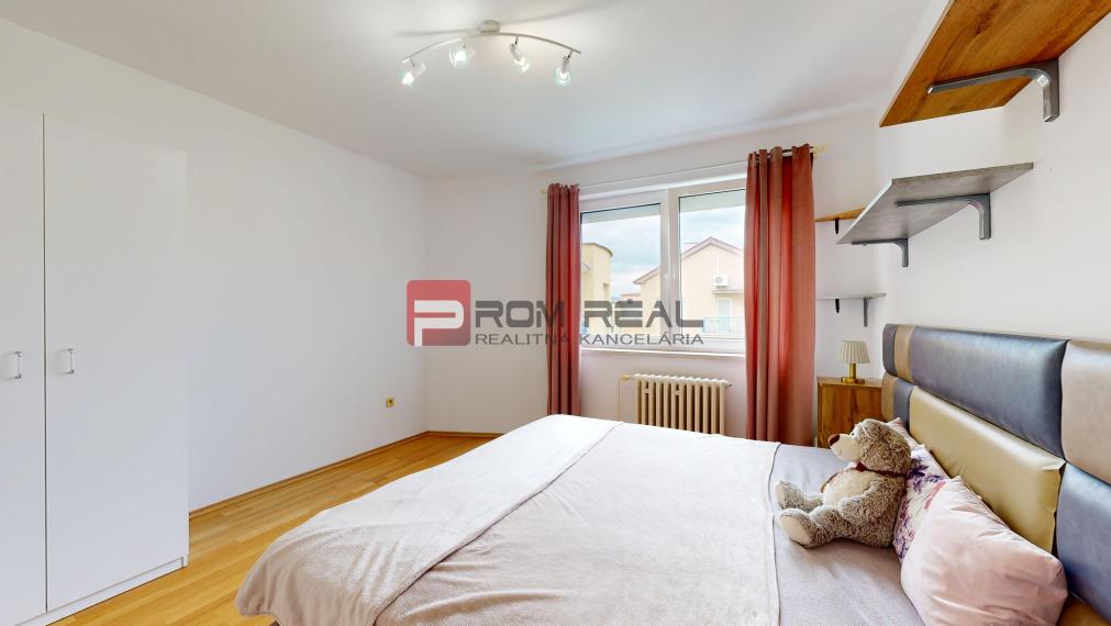 Ponúkame na PRENÁJOM veľkometrážny 3 izbový byt s parkovacím miestom