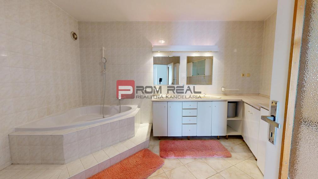 Ponúkame na PRENÁJOM veľkometrážny 3 izbový byt s parkovacím miestom