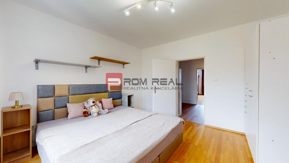 Ponúkame na PRENÁJOM veľkometrážny 3 izbový byt s parkovacím miestom