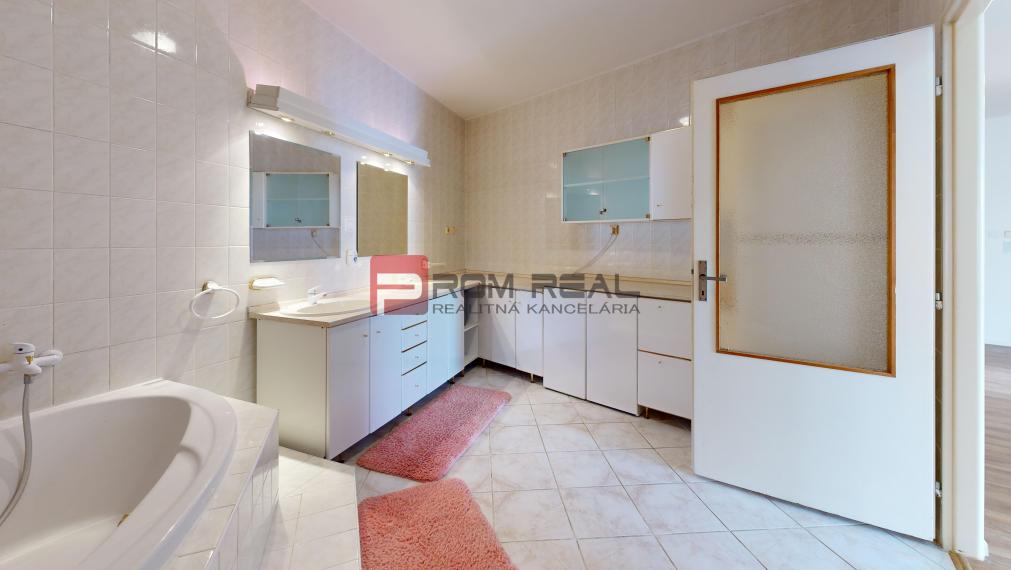 Ponúkame na PRENÁJOM veľkometrážny 3 izbový byt s parkovacím miestom