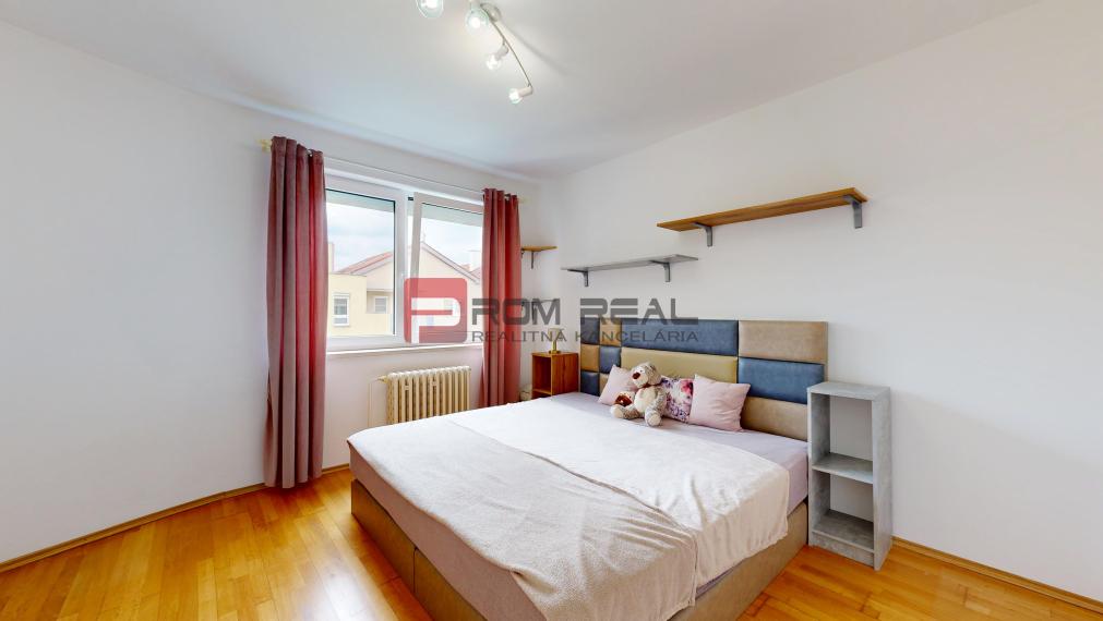 Ponúkame na PRENÁJOM veľkometrážny 3 izbový byt s parkovacím miestom