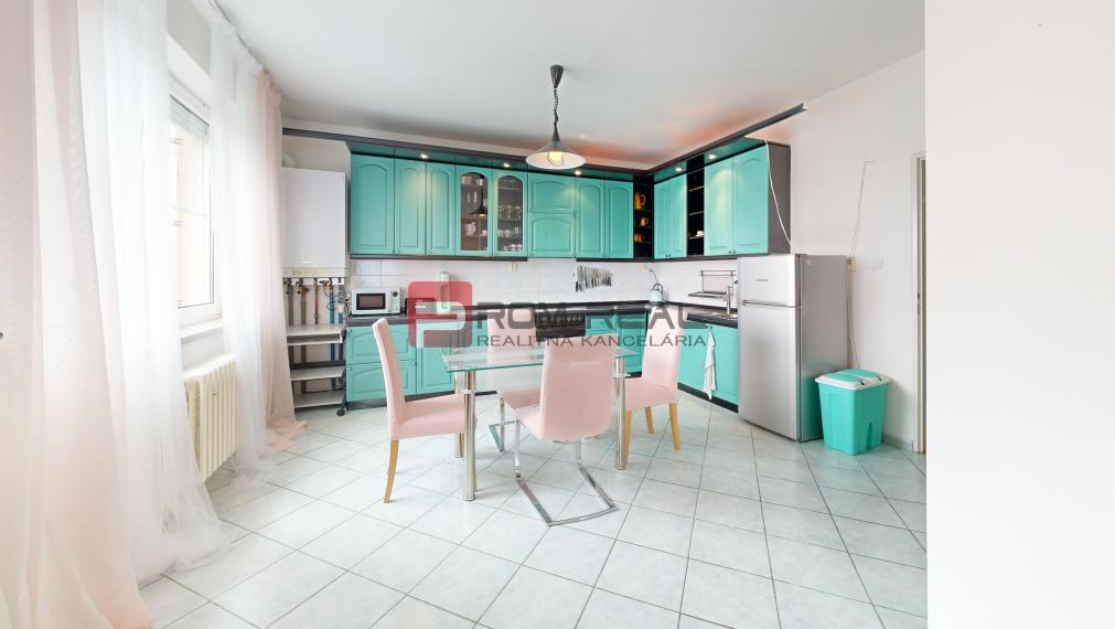 Ponúkame na PRENÁJOM veľkometrážny 3 izbový byt s parkovacím miestom