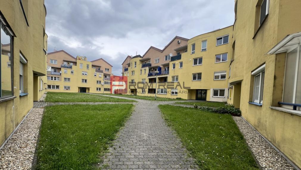 Ponúkame na PRENÁJOM veľkometrážny 3 izbový byt s parkovacím miestom