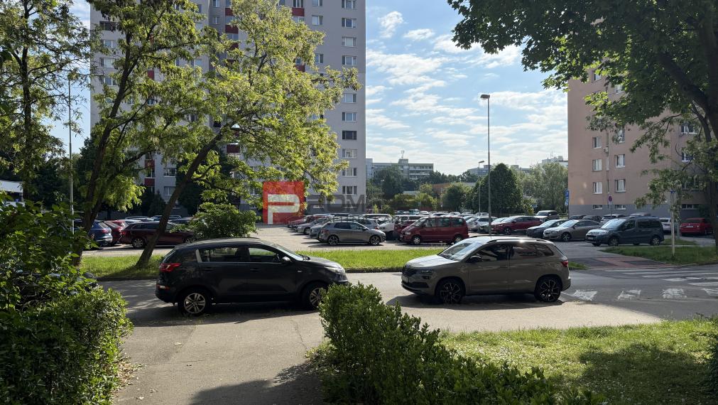 Pre konkrétneho klienta hľadám 4 izbový byt v Petržalke.