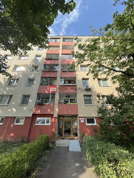 Pre konkrétneho klienta hľadám 4 izbový byt v Petržalke.