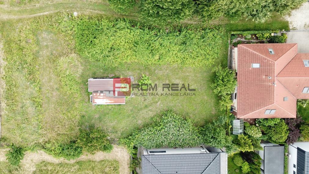 Rovinatý ideálny stavebný pozemok 848 m2 Marianka