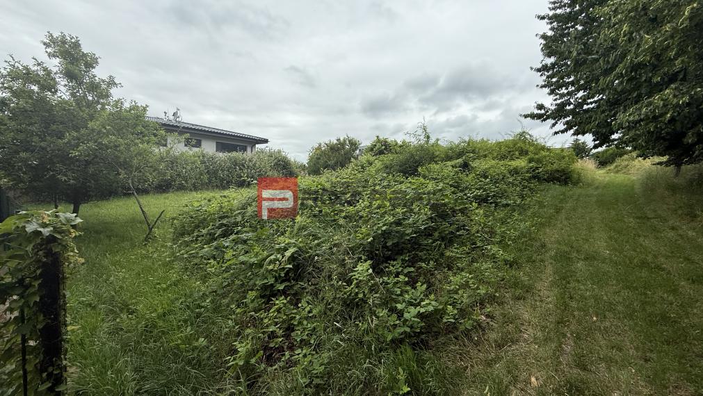 Rovinatý ideálny stavebný pozemok 848 m2 Marianka