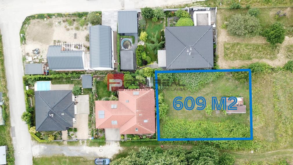 Rovinatý ideálny stavebný pozemok 848 m2 Marianka