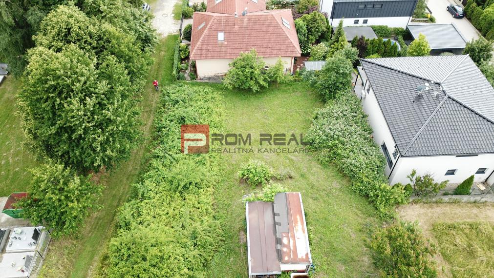 Rovinatý ideálny stavebný pozemok 848 m2 Marianka