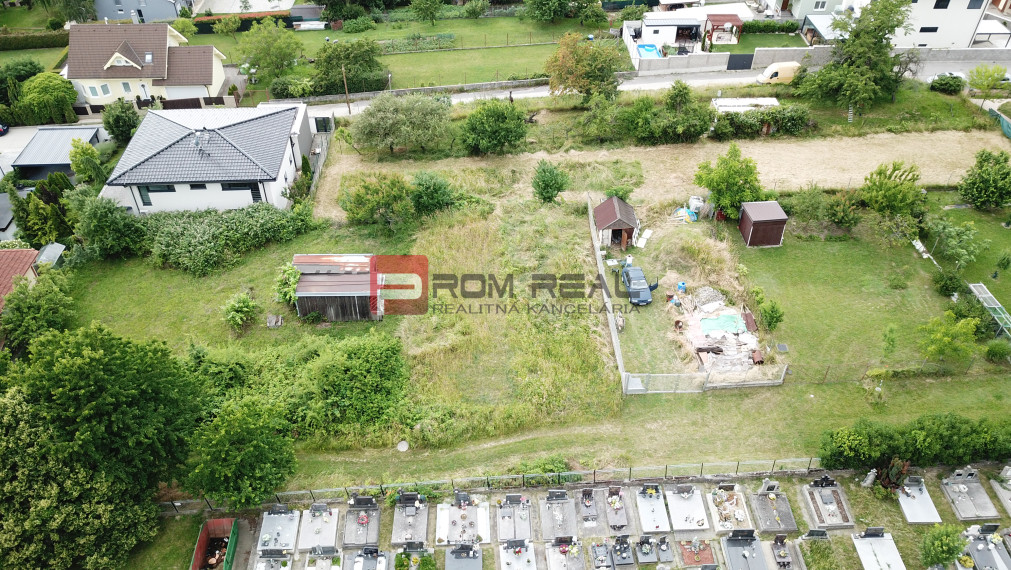 Pozemok 355 m2 so stavebným povolením malý bungalov Marianka