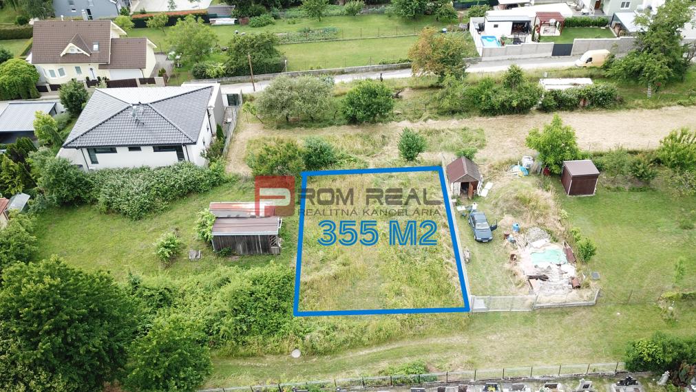 Pozemok 355 m2 so stavebným povolením malý bungalov Marianka