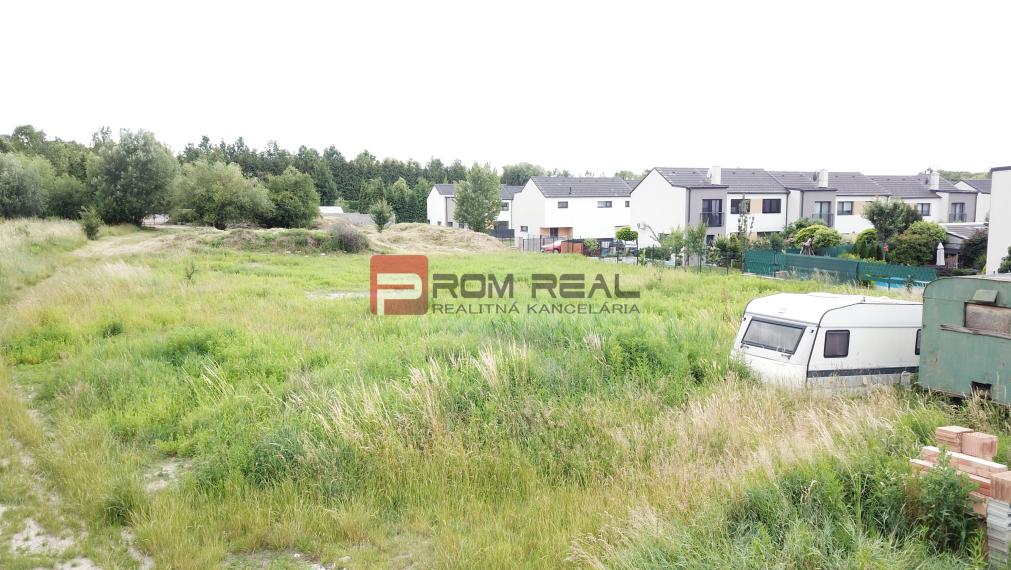 Rovinatý pozemok 800 m2 za dobrú cenu Marianka