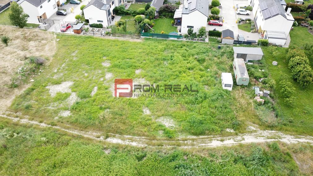 Rovinatý pozemok 800 m2 za dobrú cenu Marianka