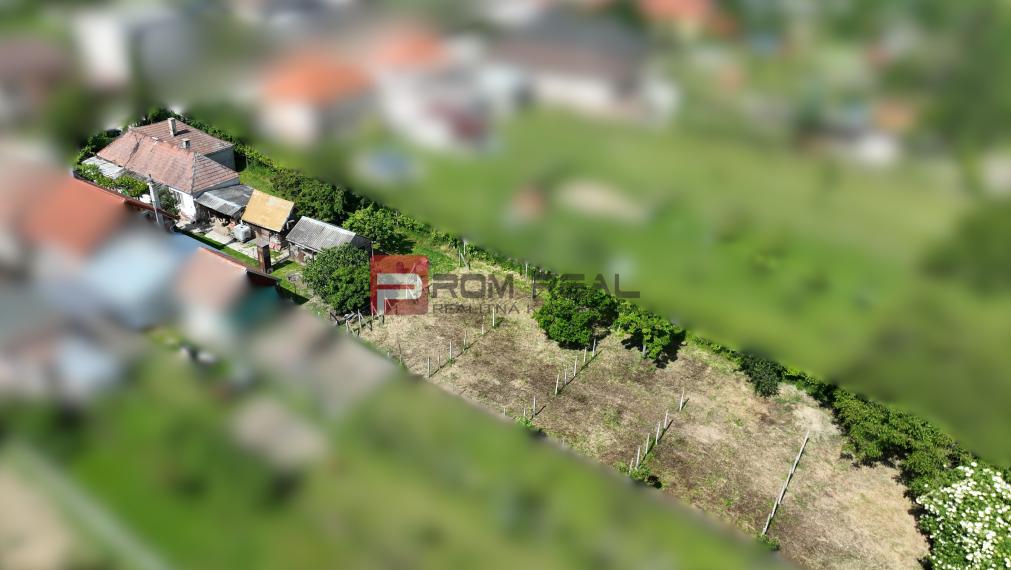 Na PREDAJ veľkorysý pozemok so starším domom v obci Dolné Orešany