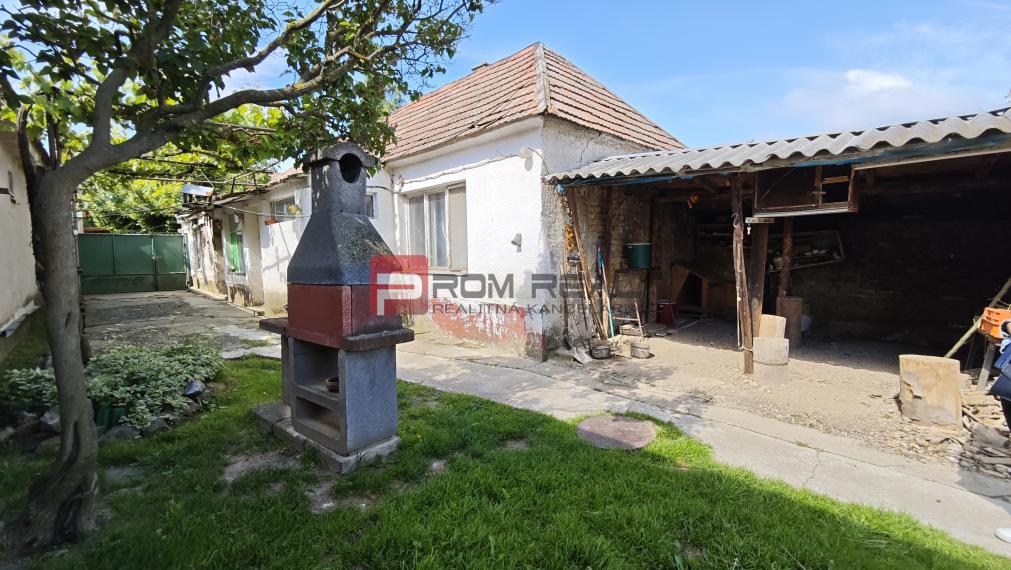 Na PREDAJ veľkorysý pozemok so starším domom v obci Dolné Orešany