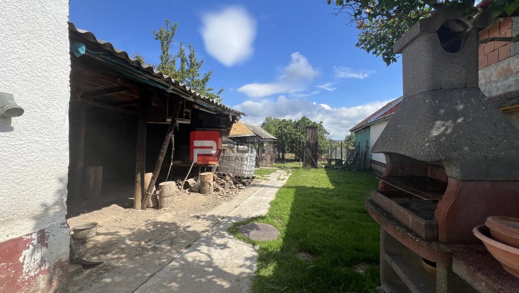 Na PREDAJ veľkorysý pozemok so starším domom v obci Dolné Orešany