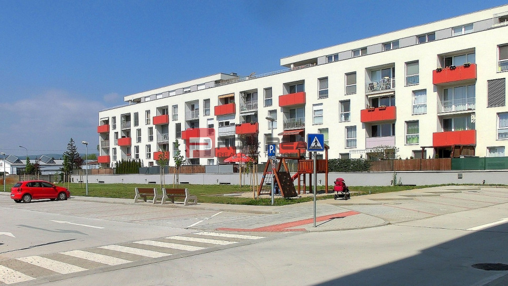 PREDAJ bytu s veľkou terasou a garážovým státím