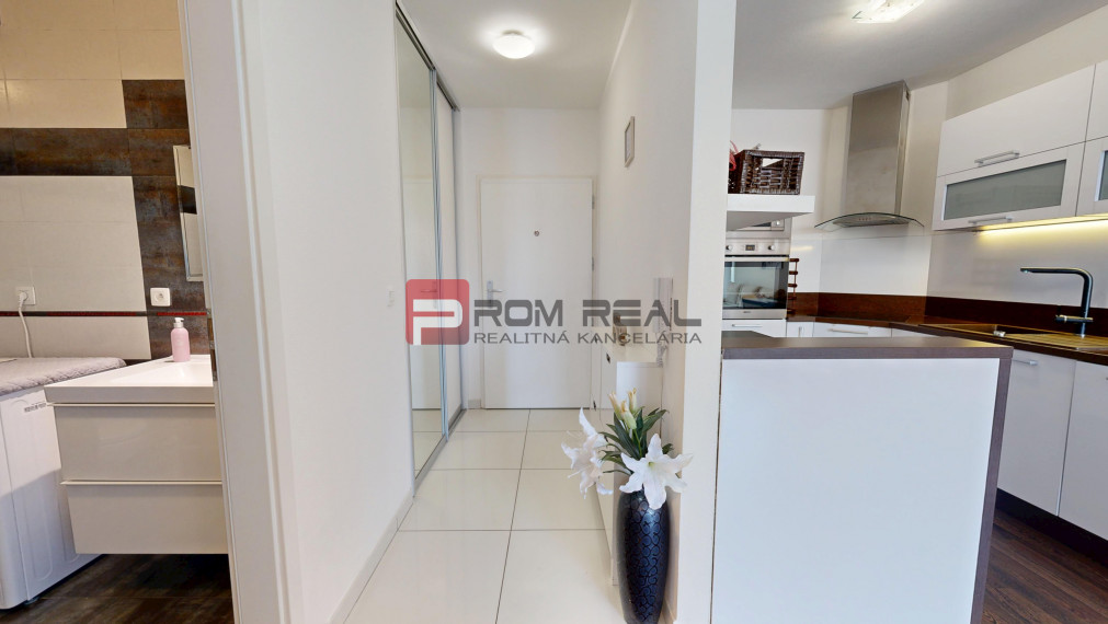 PREDAJ bytu s veľkou terasou a garážovým státím