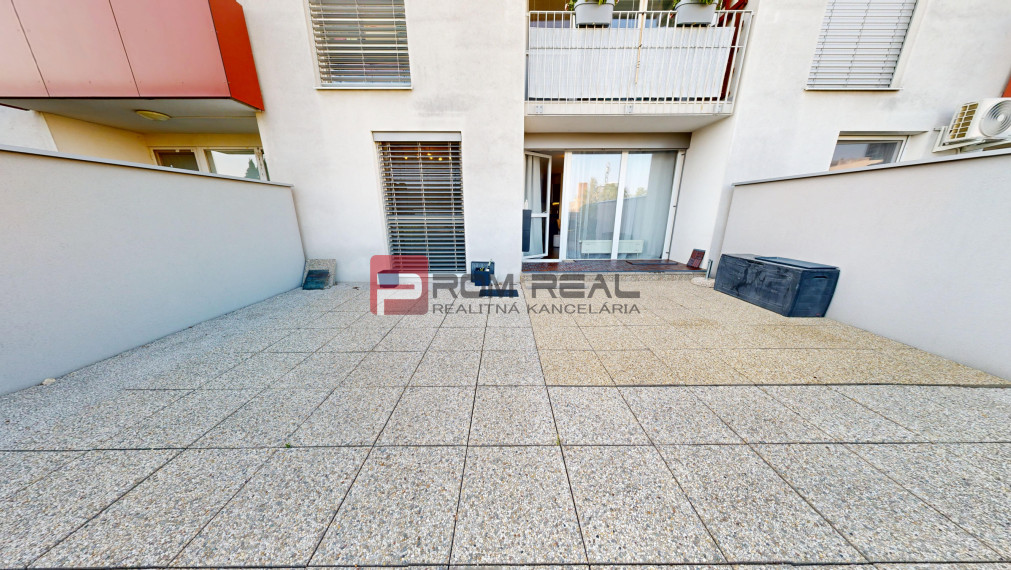 PREDAJ bytu s veľkou terasou a garážovým státím