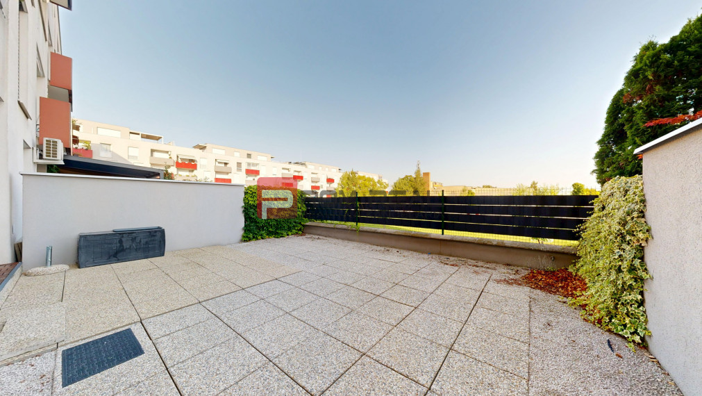 PREDAJ bytu s veľkou terasou a garážovým státím