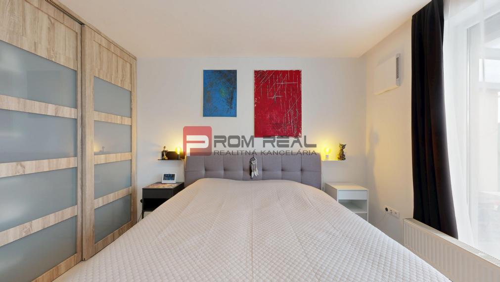 REZERVOVANÉ - Predaj dizajnového 3-izb.bytu s upravenou záhradou a 2 parkovacími miestami vo Hviezdoslavove