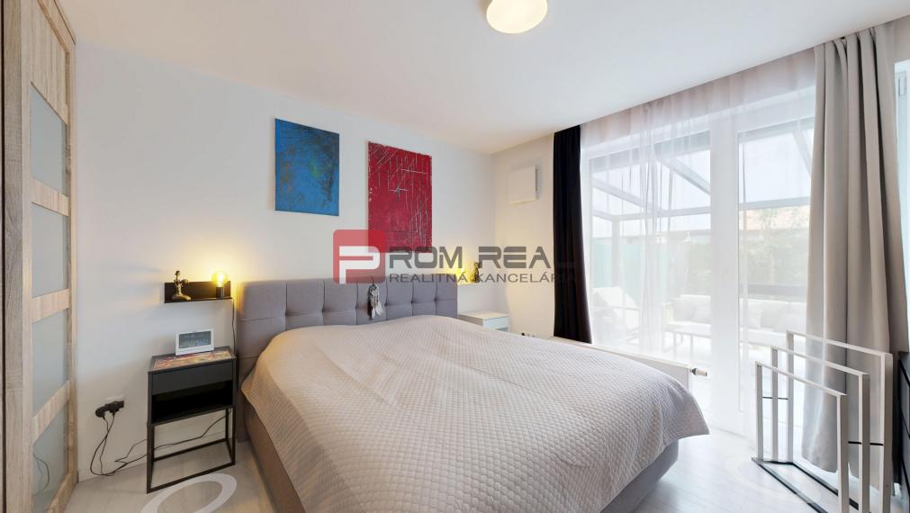 REZERVOVANÉ - Predaj dizajnového 3-izb.bytu s upravenou záhradou a 2 parkovacími miestami vo Hviezdoslavove