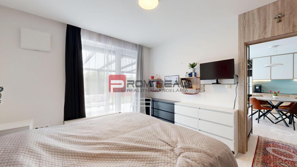 REZERVOVANÉ - Predaj dizajnového 3-izb.bytu s upravenou záhradou a 2 parkovacími miestami vo Hviezdoslavove