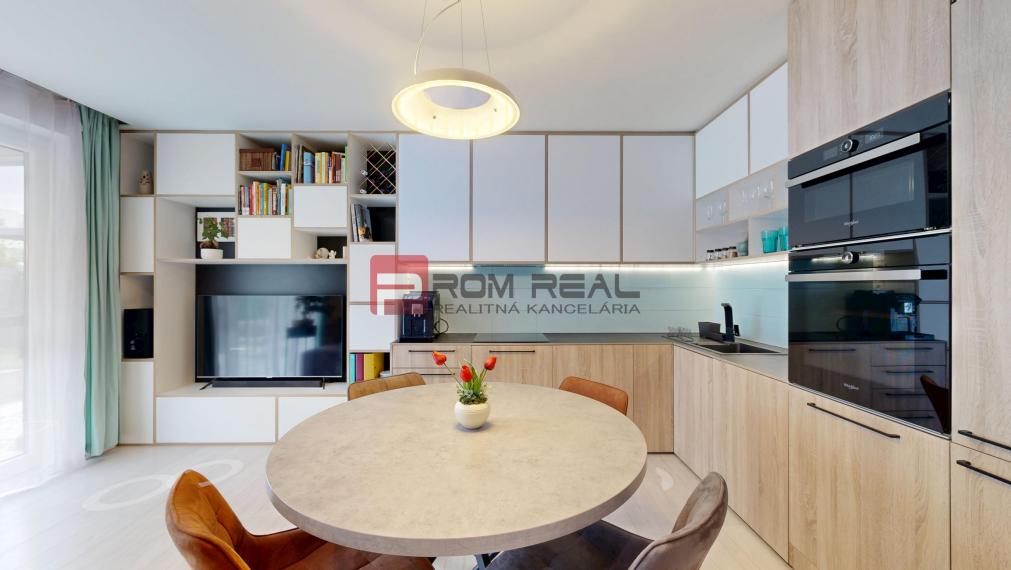 REZERVOVANÉ - Predaj dizajnového 3-izb.bytu s upravenou záhradou a 2 parkovacími miestami vo Hviezdoslavove