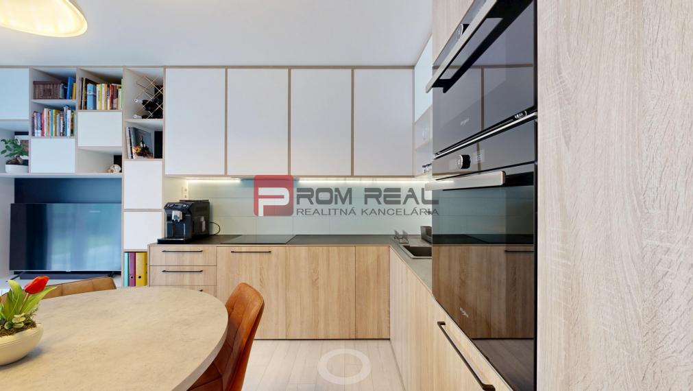 REZERVOVANÉ - Predaj dizajnového 3-izb.bytu s upravenou záhradou a 2 parkovacími miestami vo Hviezdoslavove