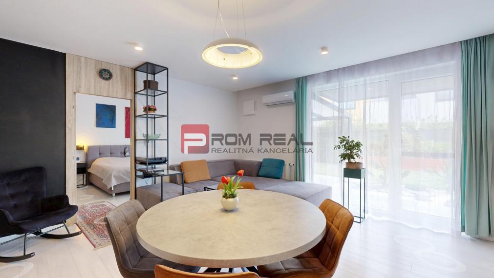 REZERVOVANÉ - Predaj dizajnového 3-izb.bytu s upravenou záhradou a 2 parkovacími miestami vo Hviezdoslavove