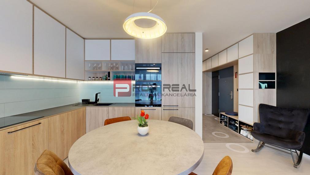 REZERVOVANÉ - Predaj dizajnového 3-izb.bytu s upravenou záhradou a 2 parkovacími miestami vo Hviezdoslavove