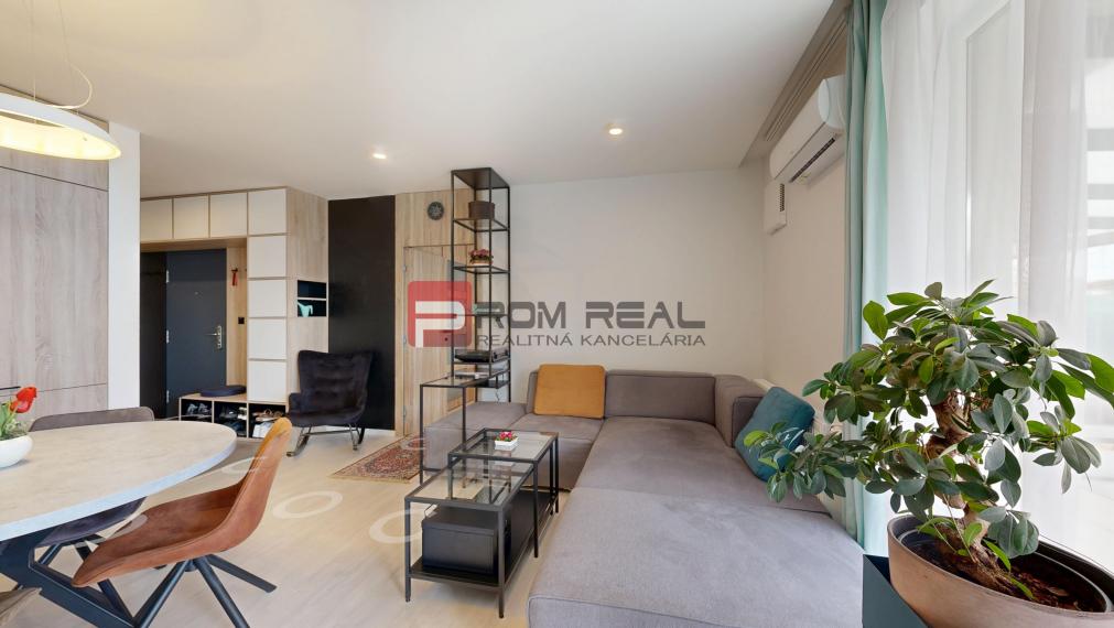 REZERVOVANÉ - Predaj dizajnového 3-izb.bytu s upravenou záhradou a 2 parkovacími miestami vo Hviezdoslavove