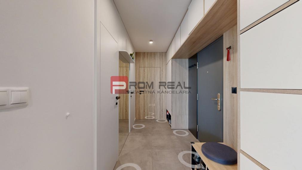 REZERVOVANÉ - Predaj dizajnového 3-izb.bytu s upravenou záhradou a 2 parkovacími miestami vo Hviezdoslavove