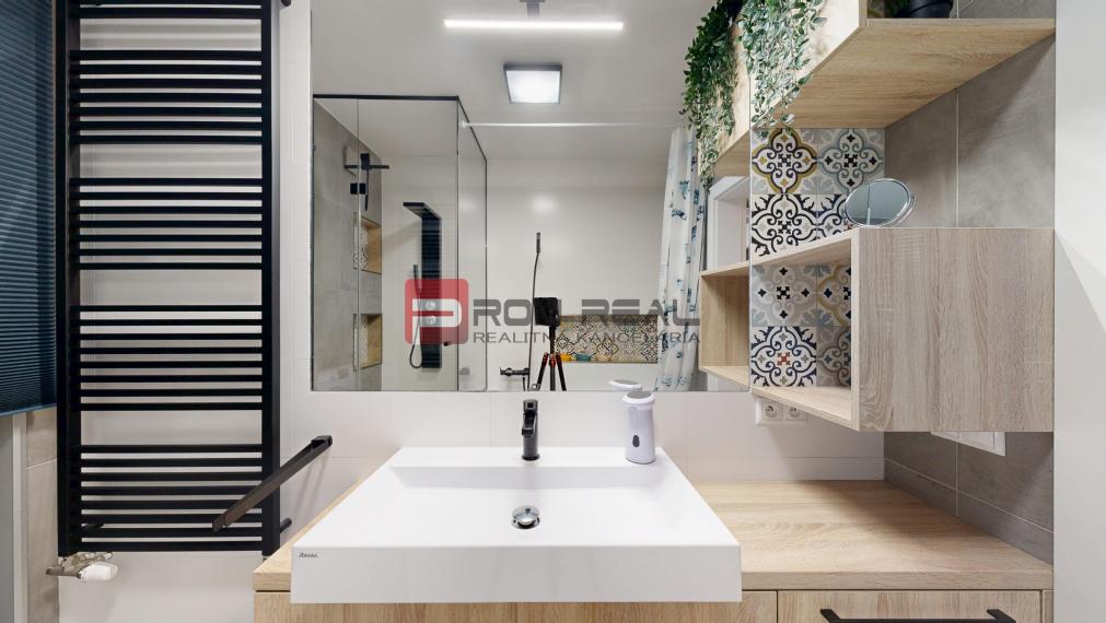 REZERVOVANÉ - Predaj dizajnového 3-izb.bytu s upravenou záhradou a 2 parkovacími miestami vo Hviezdoslavove