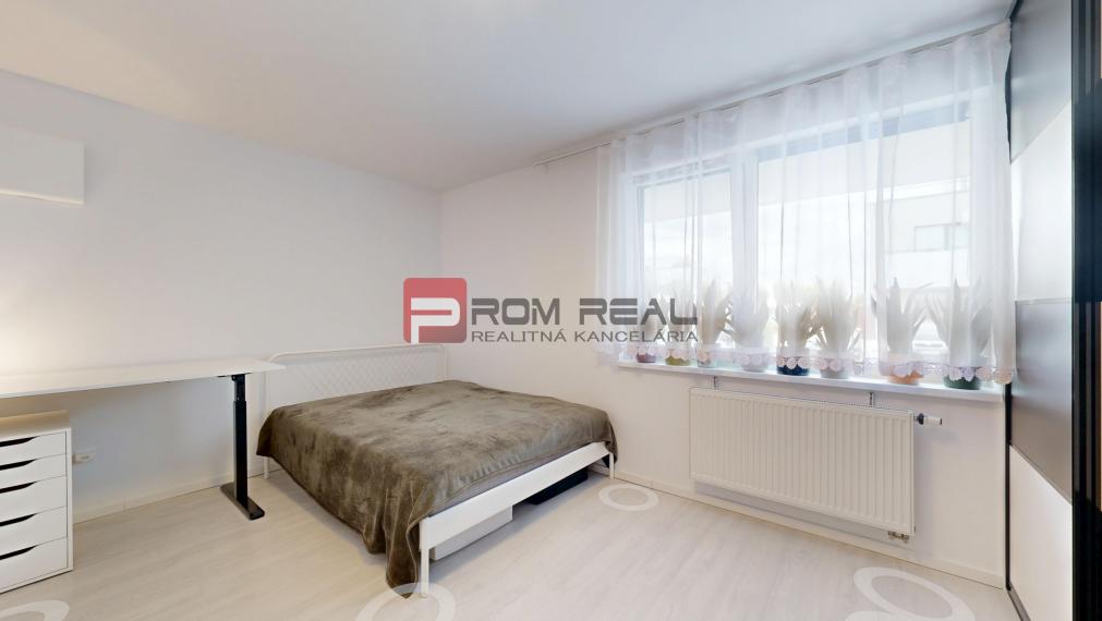 REZERVOVANÉ - Predaj dizajnového 3-izb.bytu s upravenou záhradou a 2 parkovacími miestami vo Hviezdoslavove