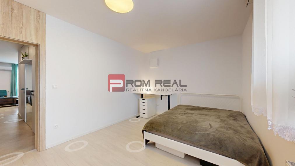 REZERVOVANÉ - Predaj dizajnového 3-izb.bytu s upravenou záhradou a 2 parkovacími miestami vo Hviezdoslavove