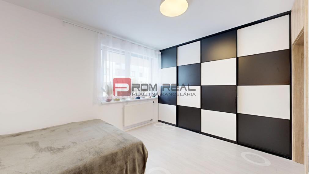 REZERVOVANÉ - Predaj dizajnového 3-izb.bytu s upravenou záhradou a 2 parkovacími miestami vo Hviezdoslavove