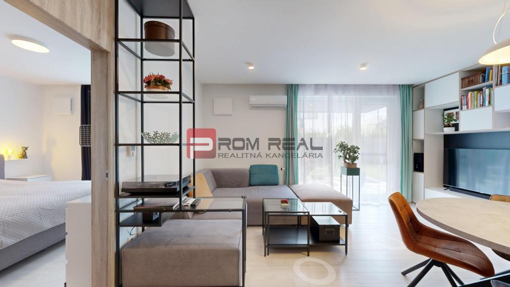 REZERVOVANÉ - Predaj dizajnového 3-izb.bytu s upravenou záhradou a 2 parkovacími miestami vo Hviezdoslavove